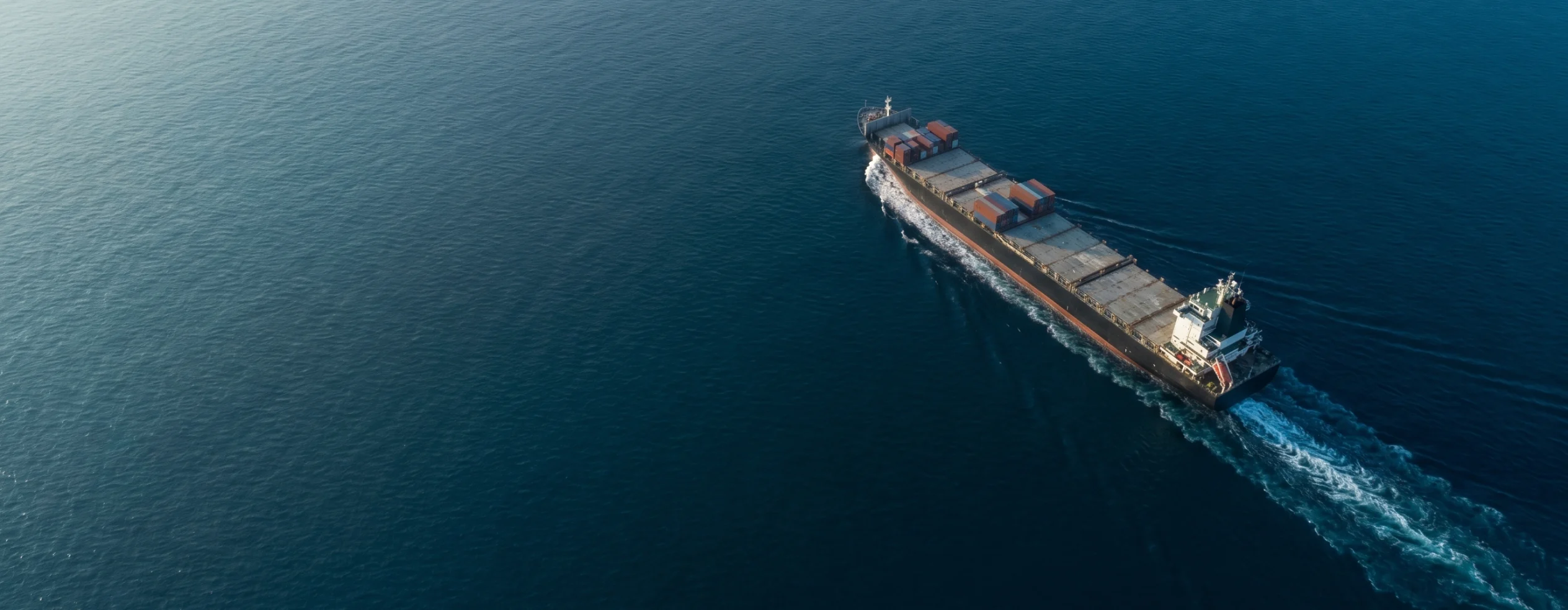 Buque de carga en mar abierto — Insights regulatorios ACQUA Corporation